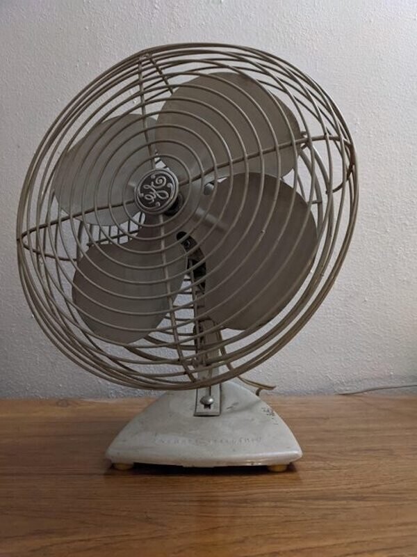 "Вентилятор моей бабушки, изготовленный примерно 60 лет назад. Поражаюсь этому качеству"