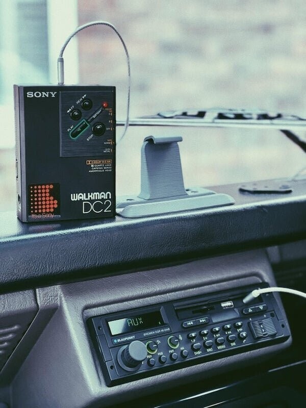 "Нашел мой старый плеер Sony Walkman DC2 с оригинальными документами 1987 года. Теперь иногда использую в машине"