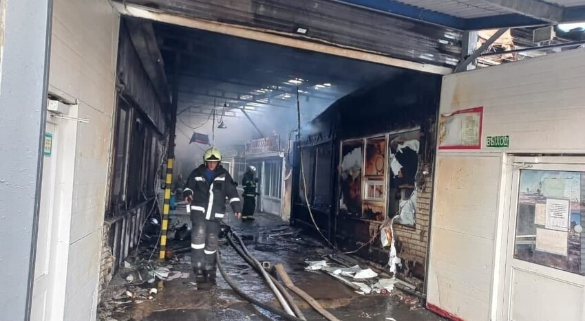 Дым от крупного пожара во Владивостоке охватил весь район