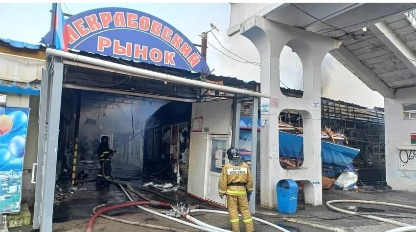 Дым от крупного пожара во Владивостоке охватил весь район