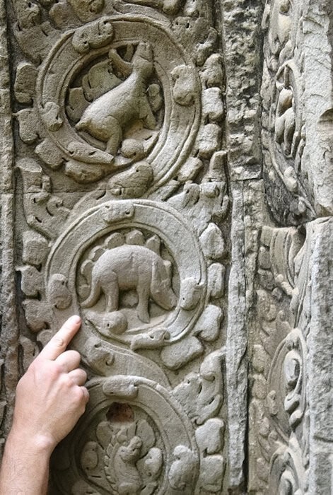 Стегозавр на стене древнего камбоджийского храма