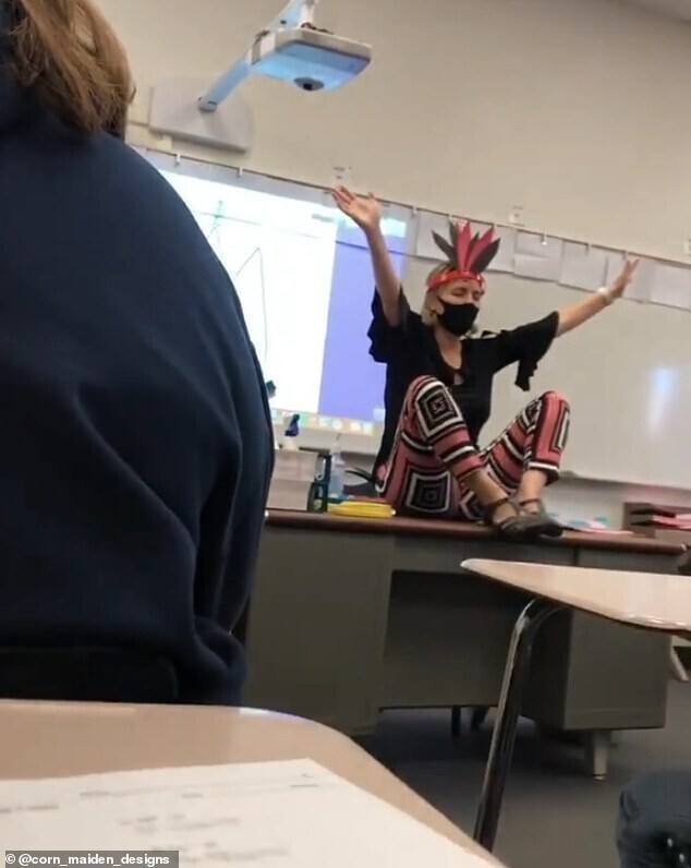 Учительницу из Калифорнии отстранили от работы за индейский танец