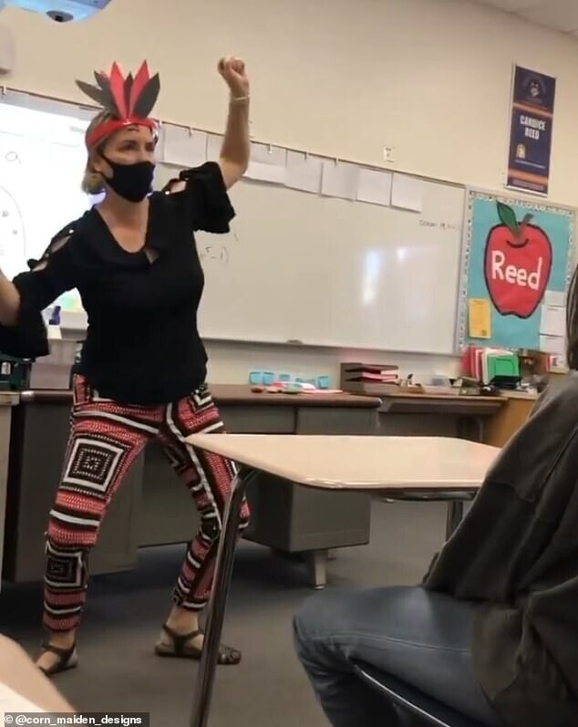 Учительницу из Калифорнии отстранили от работы за индейский танец