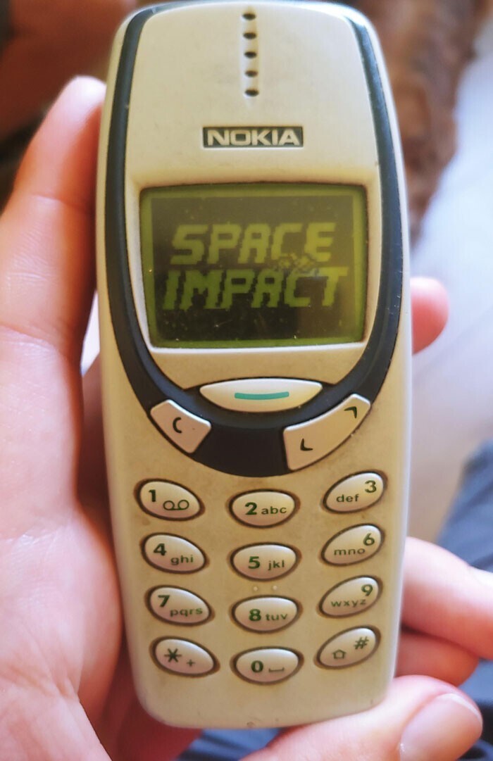 14. Nokia 3310. У меня таких было две штуки, только синего цвета