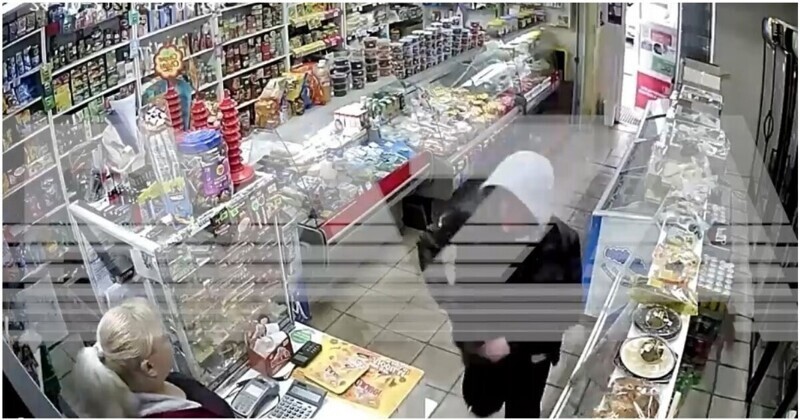 Полицейские задержали парня, который ограбил продуктовый магазин ради мамы
