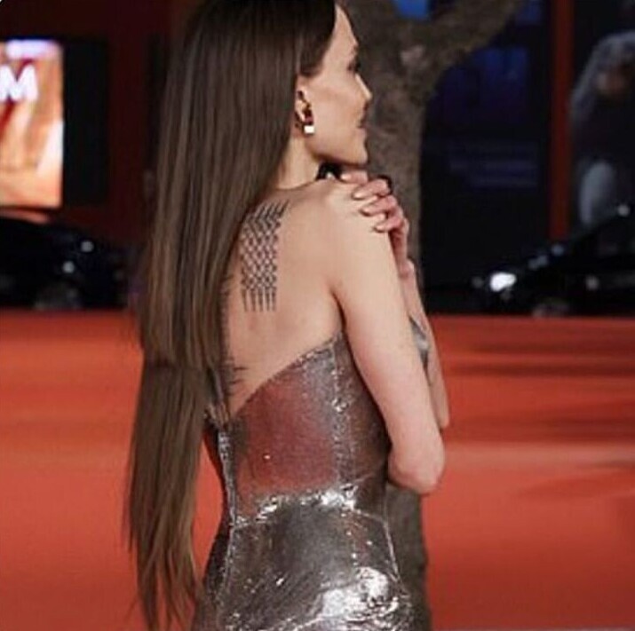 Анджелину Джоли раскритиковали за наращенные волосы