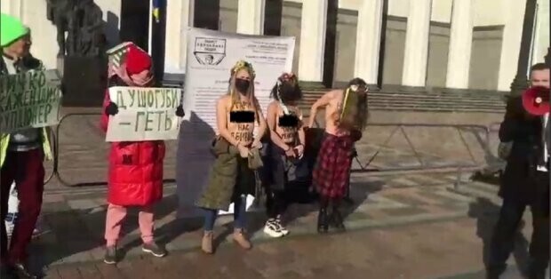 Украинки с голой грудью вышли на борьбу с "тарифным геноцидом" населения