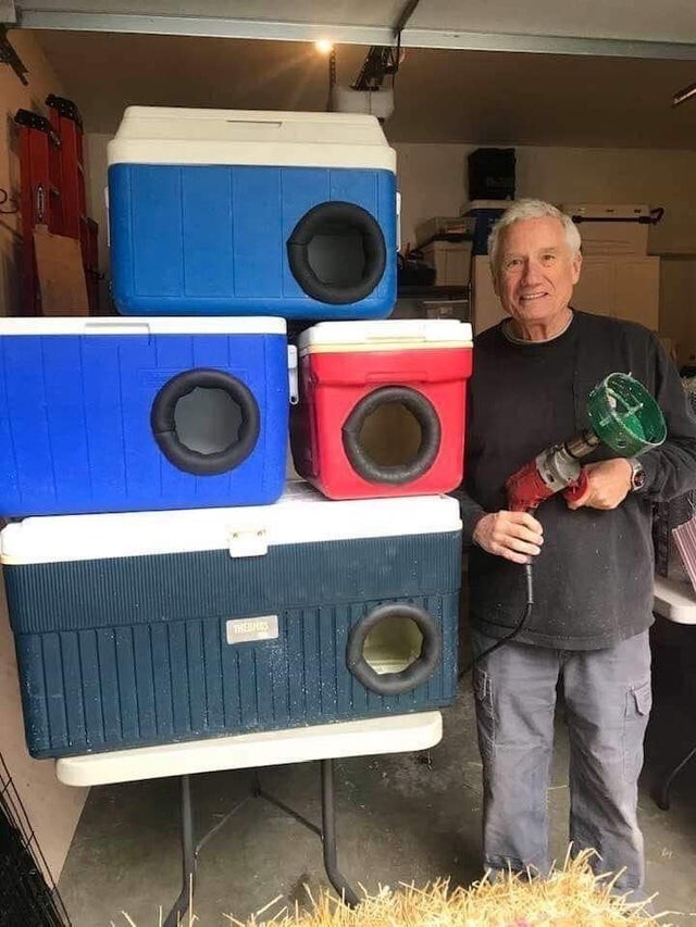 Этот дедуля переделывает старые холодильники в домики для бездомных животных