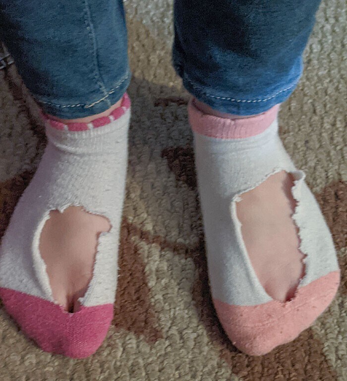 29. "Моя пятилетняя дочка прорезала дырки в носках - на всякий случай, вдруг ногам станет жарко"