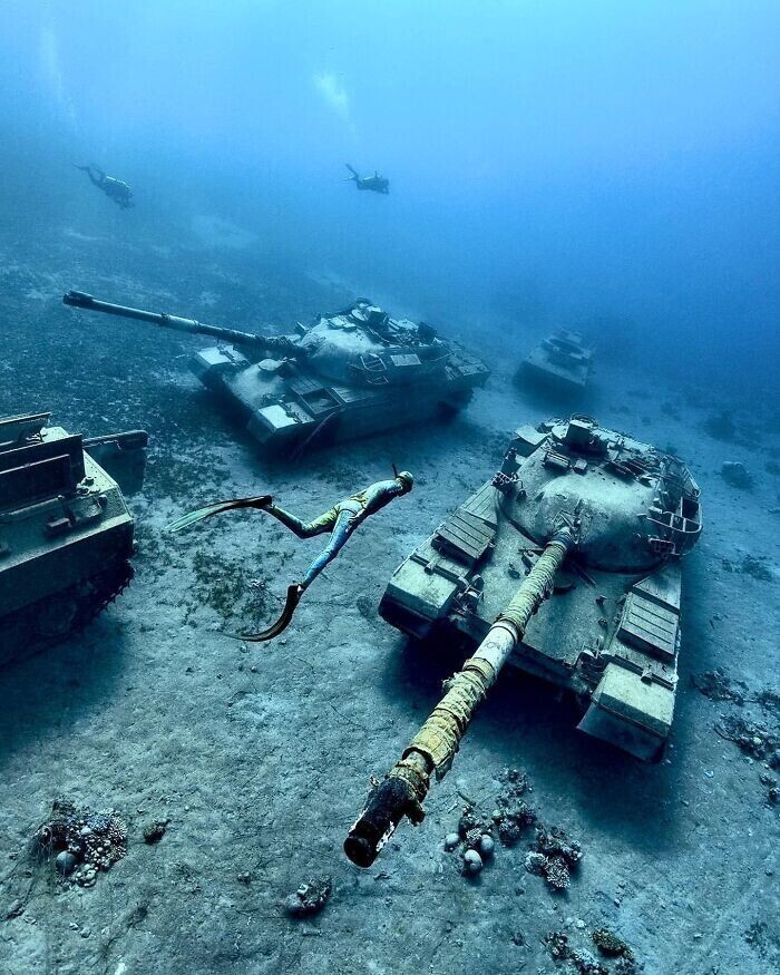 26. Старые танки, брошенные на дне моря