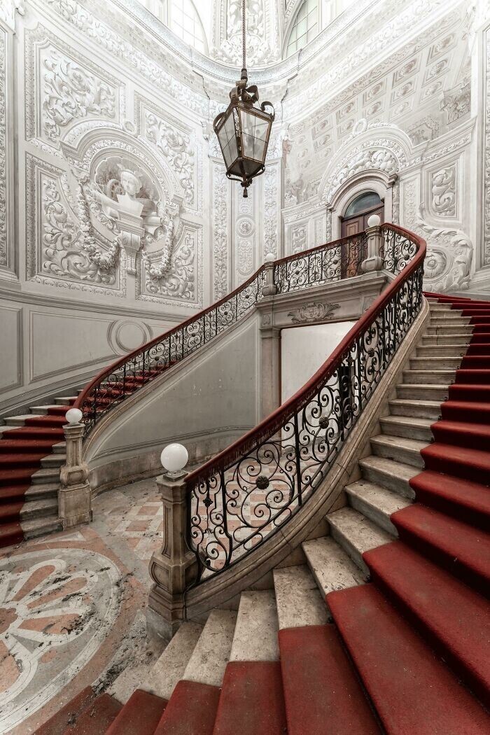 11. Парадная лестница в заброшенном дворце XVIII века