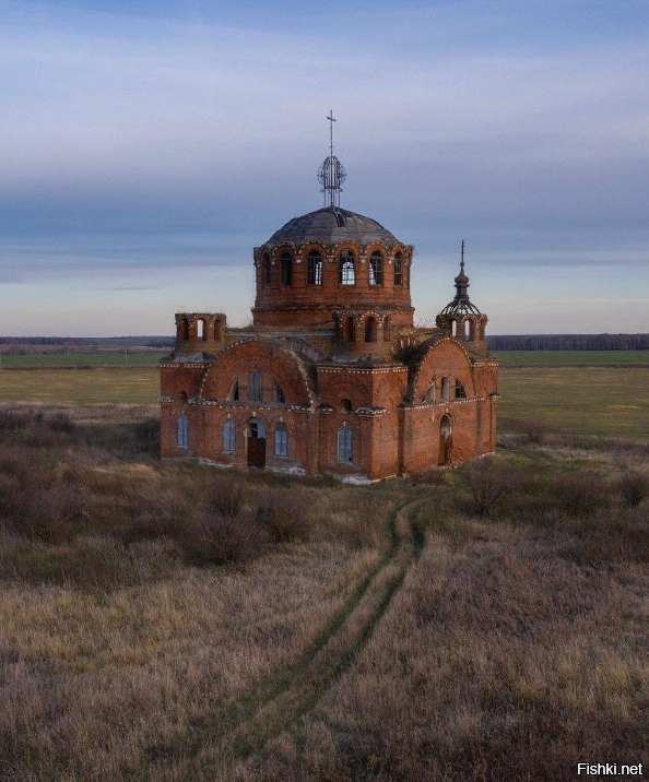 Заброшенная церковь посреди поля