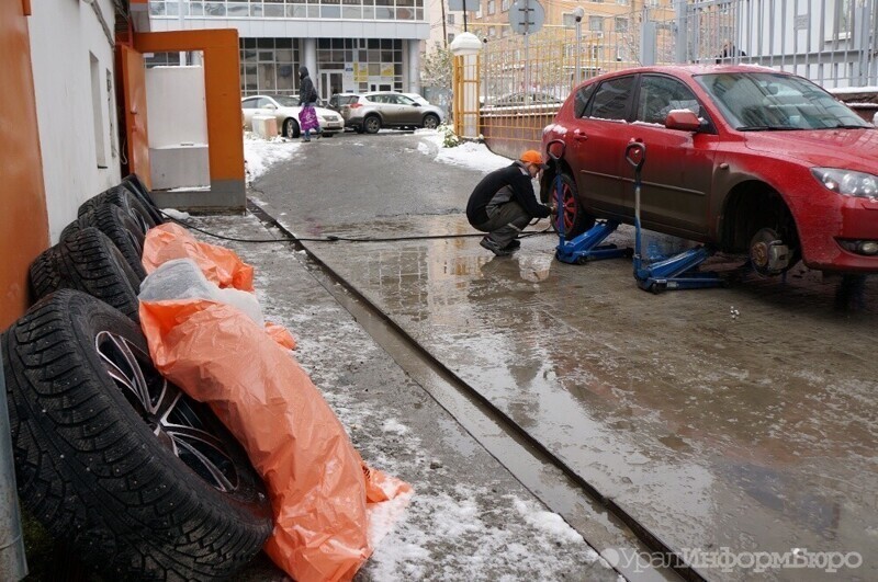 «А гололед не запретили?» — интересуются столичные водители в ответ на закрытие шиномонтажек в празд