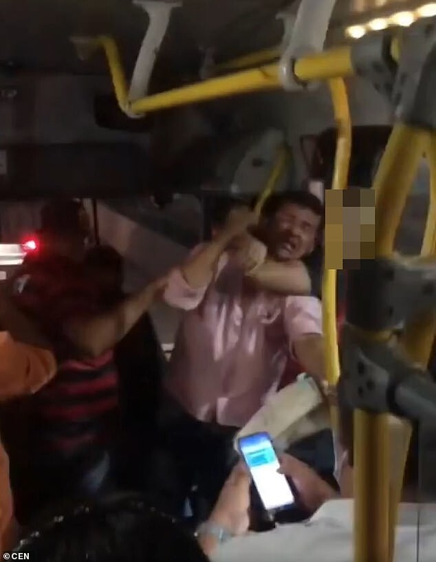 Не на ту напал: бразильянка обезвредила извращенца, который домогался ее в автобусе