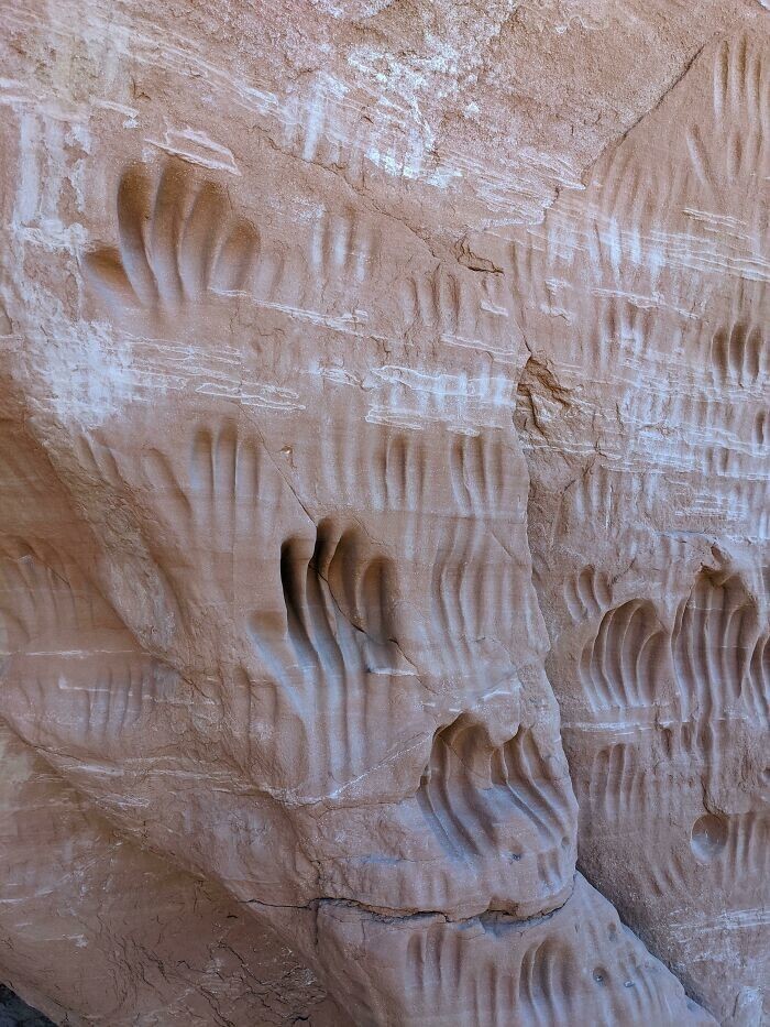 29. Отпечатки рук в пещере на юге штата Юта