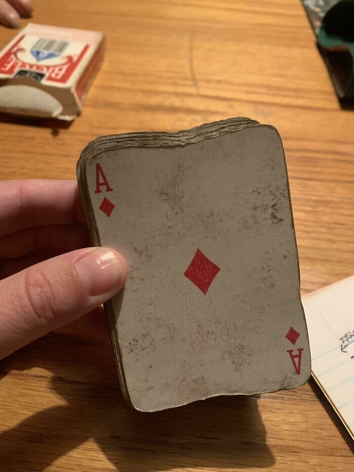 25. "Моя бабуля уже десять лет использует эту колоду карт, и они подстроились по форме под ее руку"