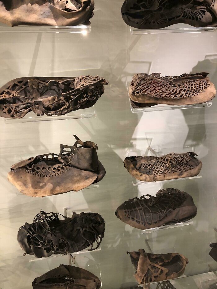 27. 1800-летние римские кожаные сандалии на выставке в лагере Виндоланда в Нортумберленде, Англия