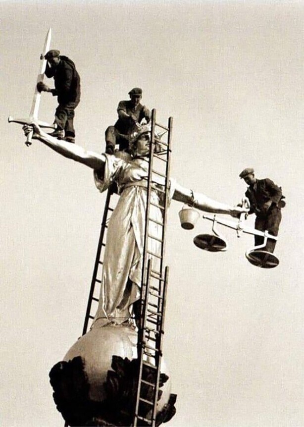 Очистка статуи Юстиции (Фемиды) на здании суда Олд Бейли, Лондон, 1933 год