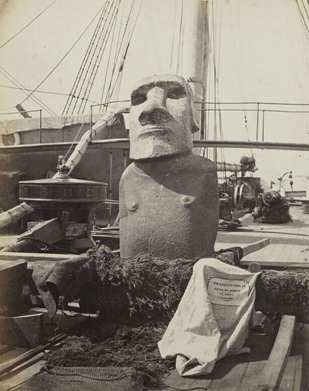 Статуя с острова Пасхи, на борту корабля, во время вывоза в Великобританию, 1868 год