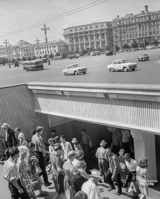 16 октября 1959 года на площади Маяковского открылся первый подземный переход в Москве