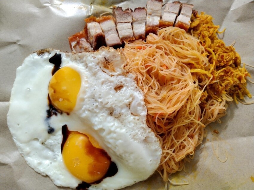 Обычный завтрак в Малайзии, состоит из том яма бихун, курицы ренданг, жаренной свинины и яичницы