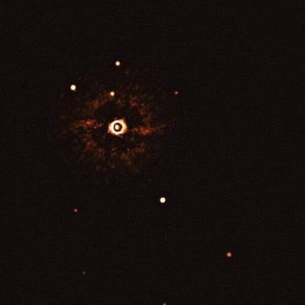 3. Это звездная система TYC 8998-760-1, которая очень похожа на нашу Солнечную, но находится на гораздо более ранней стадии эволюции и расположена на расстоянии около 300 световых лет