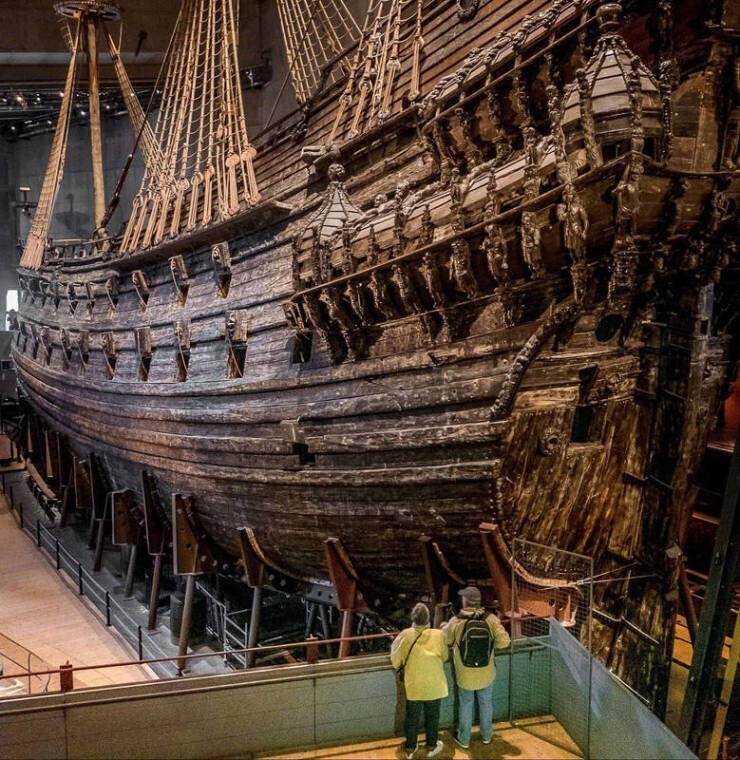 26. Шведский военный корабль Vasa, который затонул 1628 году в первое свое плавание и был извлечен со дна моря через 333 года почти неповрежденным