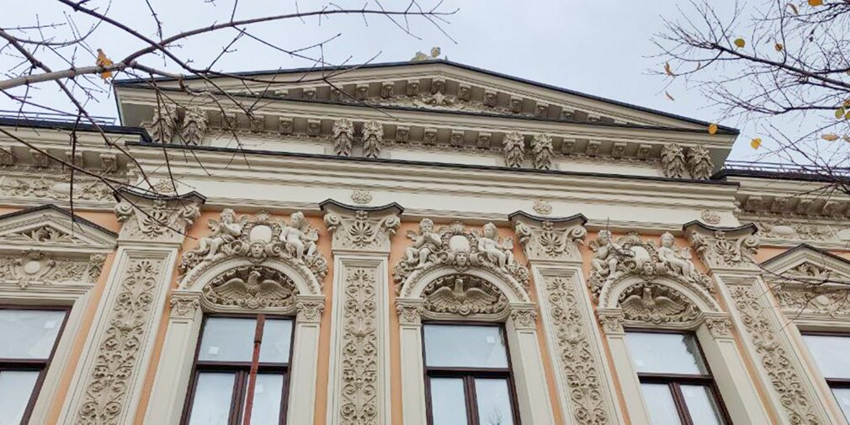 Где встречаются барокко и классицизм: завершилась реставрация фасада дома Пантелеева