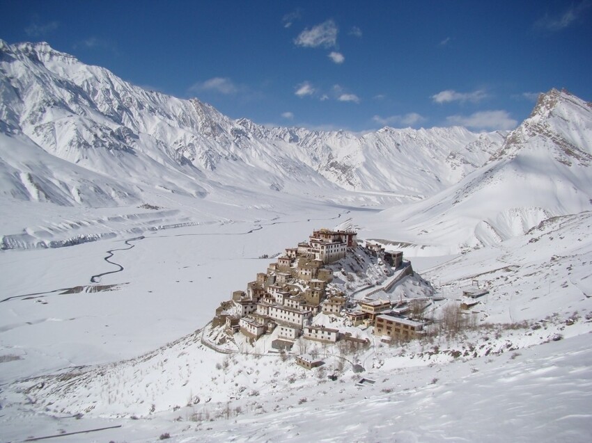 33. 1000-летний монастырь Ки-гомпа в Индии, расположенный на высоте 4 166 метров над уровнем моря