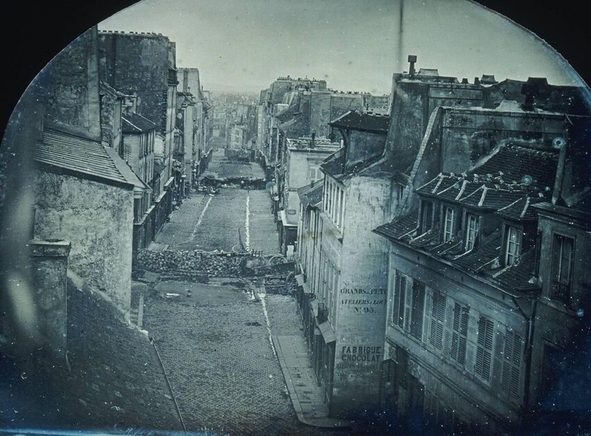 17. Фотография баррикад на улицах Парижа во время революции во Франции 1848 года