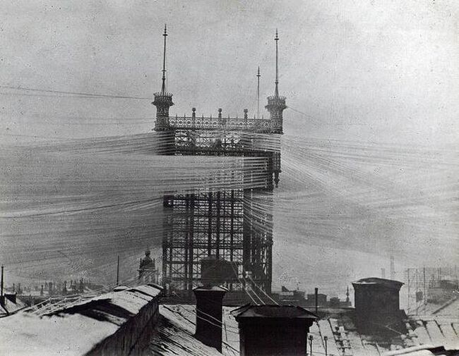13. Телефонная башня в Стокгольме до того, как шведы разобрались с проводами: на фото 5000 линий,1890 год.