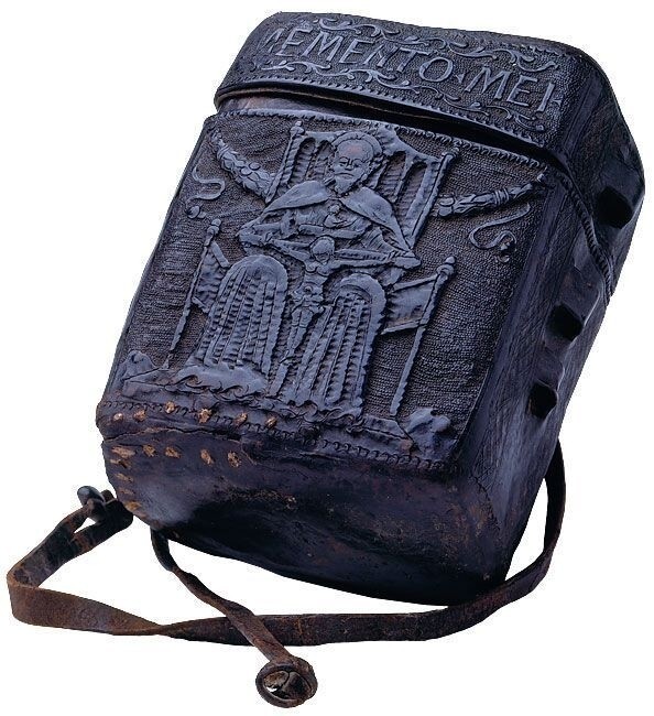 8. Сумка для книг из средневековой Италии. Похоже на рюкзак школьника, который увлекается хэви-металом