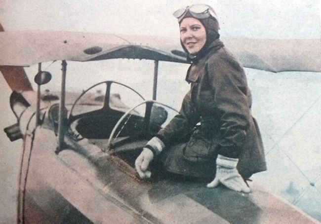 12. Одна из первых летчиц-истребителей, турецкая летчица Сабиха Гёкчен, 1937 год.