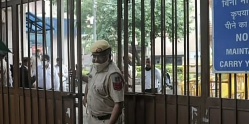 В индийском здании суда переодетые киллеры-смертники ликвидировали босса мафии