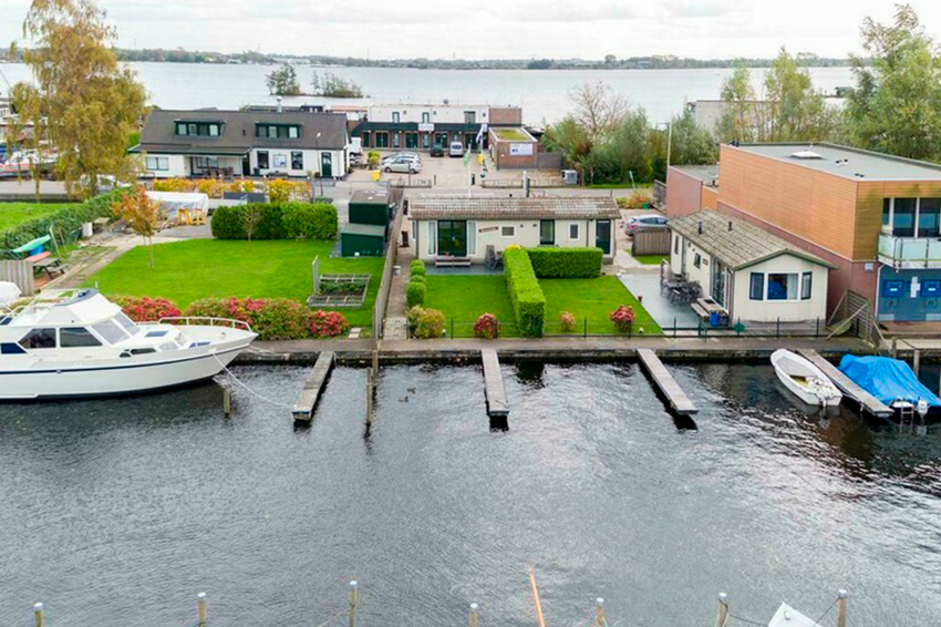 Озеро с "полосатыми" островами. Как добыча торфа создала отличный курорт в Нидерландах?