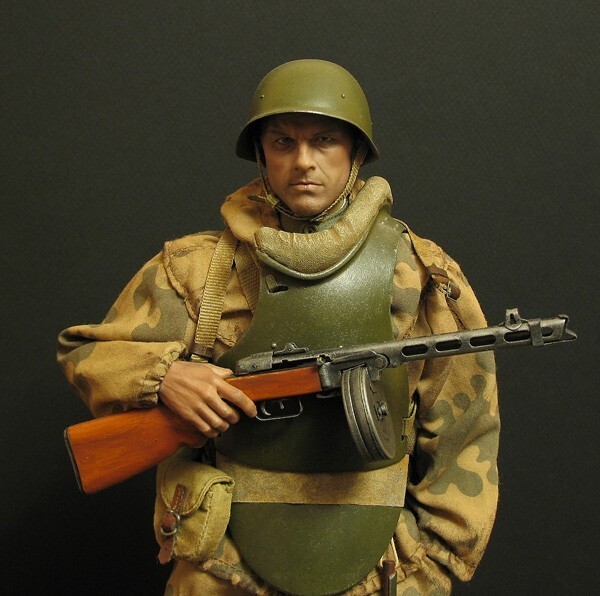 Советский боец с защитным нагрудником