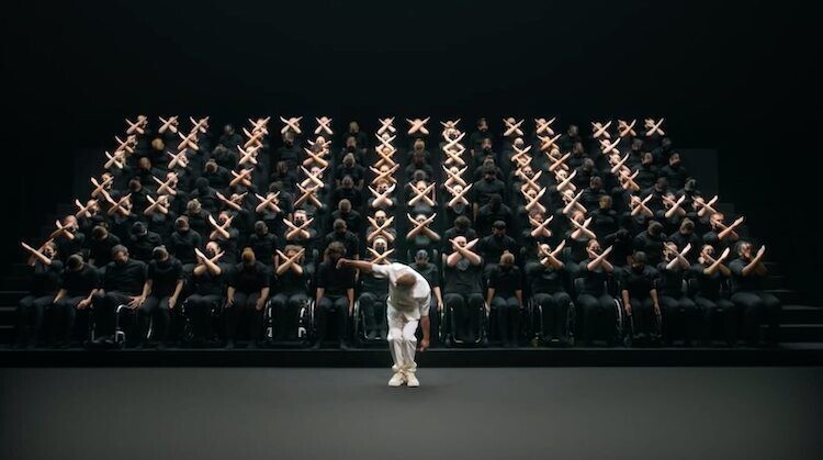 Потрясающий "балет рук" на закрытии Паралимпийских игр в Токио