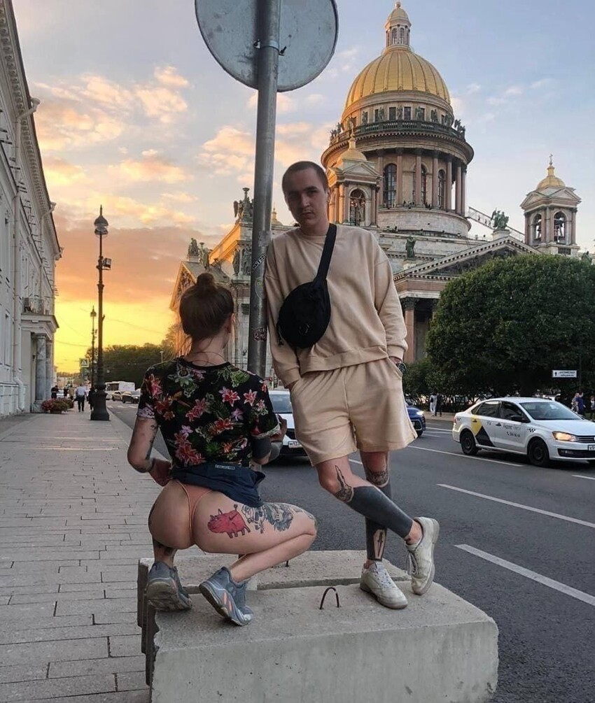 Красивый закат... А баба в партаках фу