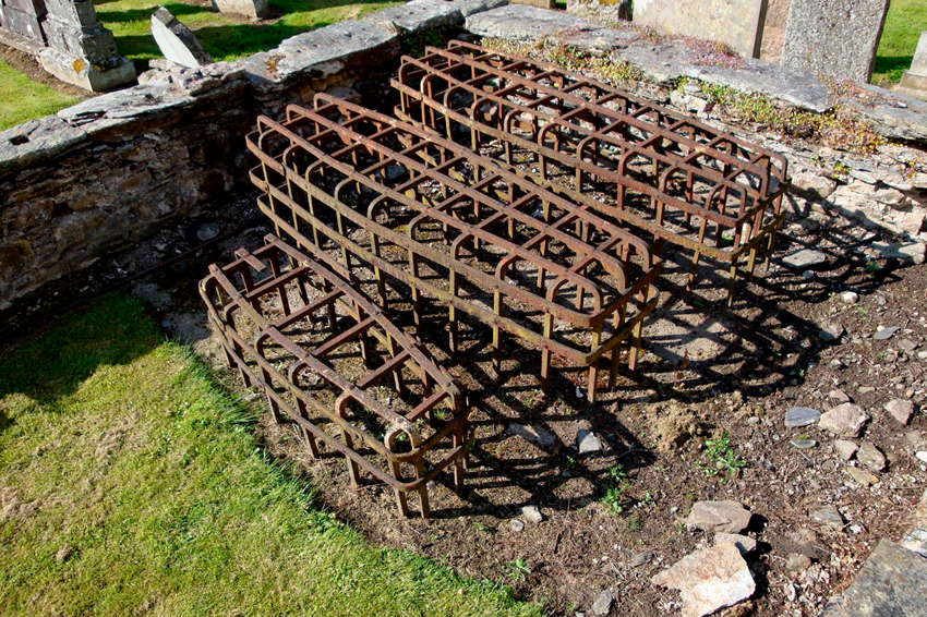 Для чего на кладбищах Англии ставили клетки над могилами?