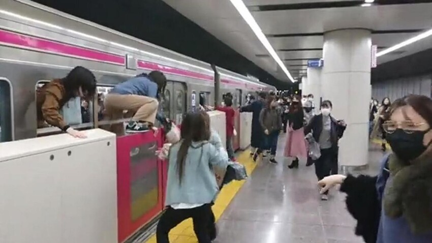 В токийском метро мужчина устроил поножовщину и поджег два вагона