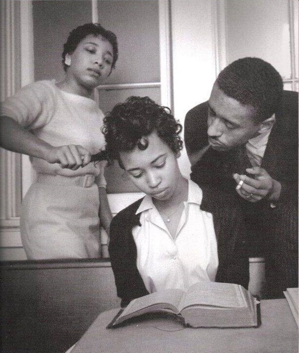Родители пятнадцатилетней Дороти Каунтс учат ее не обращать внимания на дергания за волосы и сигаретный дым в лицо. 1957 год
