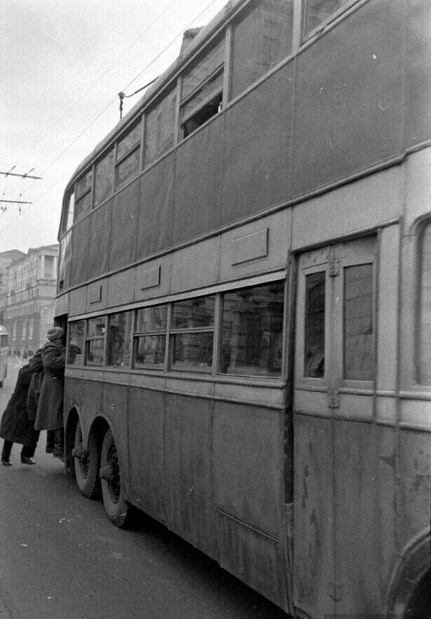 Московский двухэтажный троллейбус. Фото - Томас МакЭвой. Москва. СССР. 1947 год