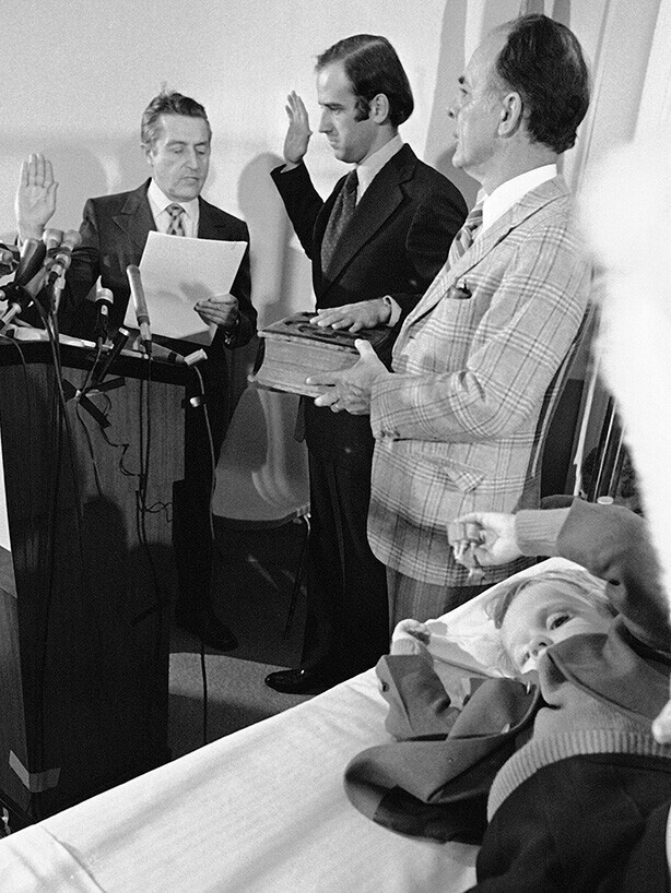 Джо Байден приносит сенаторскую присягу в больнице, где лечится его сын Бо после автокатастрофы, в которой погибли его жена Нелия и их годовалая дочь Наоми. США. 1973 год
