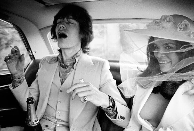 Мик Джагер и Бьянка Перес Морена де Марсиас, сразу после свадьбы, Франция, 1971 год