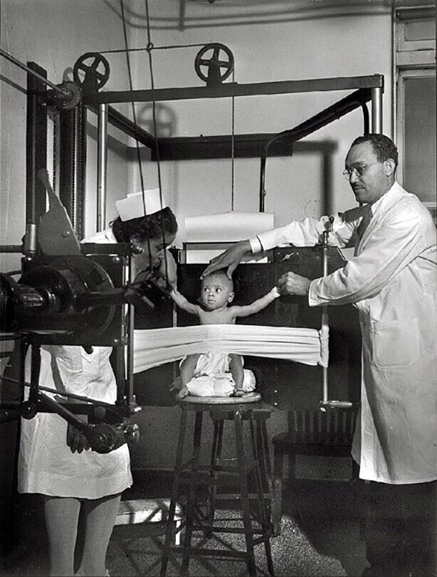 Дети очень подвижны и сделать рентгеновский снимок целая проблема. Provident Hospital. Чикаго. США. 1942 год