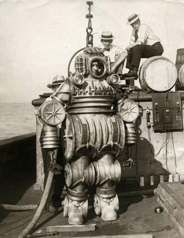 Железный человек прошлого в одноимённом водолазном костюме с системами электроподзарядки и защиты от повышенного давления. Нью-Йорк, 1907 год