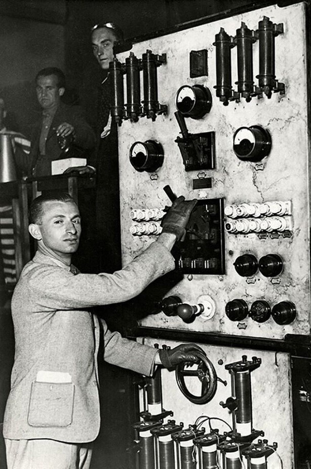 Венгерский инженер по имени Стефан Прибил возле изобретённой им машины, якобы делавшей людей и неодушевлённые предметы невидимыми. 1935 год