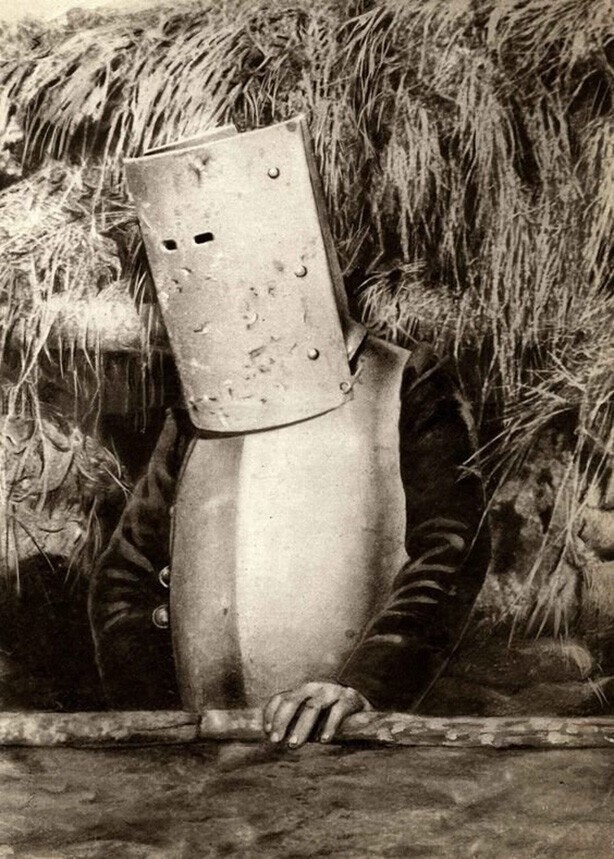 Французский солдат времён Первой мировой в защитном костюме (нагрудник и шлем), сделанном собственноручно. 1915 год