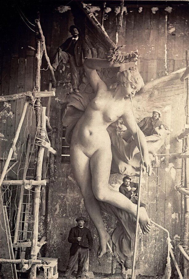 Скульпторы за работой в своей мастерской. Франция. 1900-е