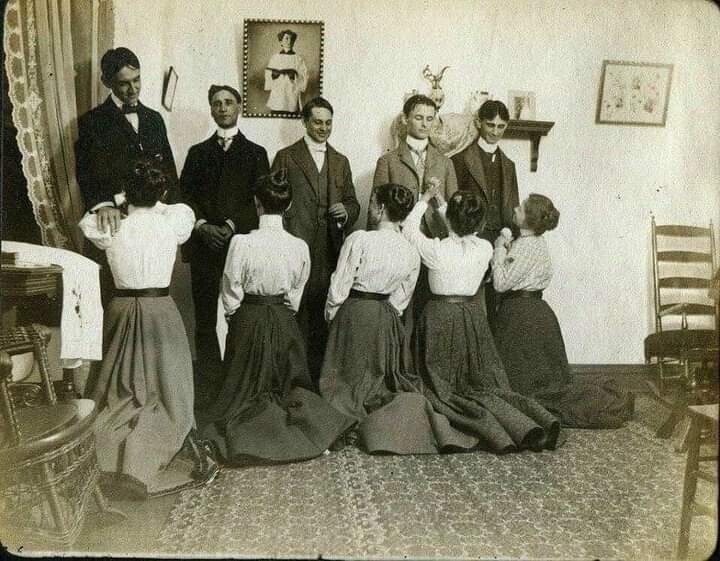 Этикет столетней давности. Дамы приглашают кавалеров на Белый Танец, 1900 год